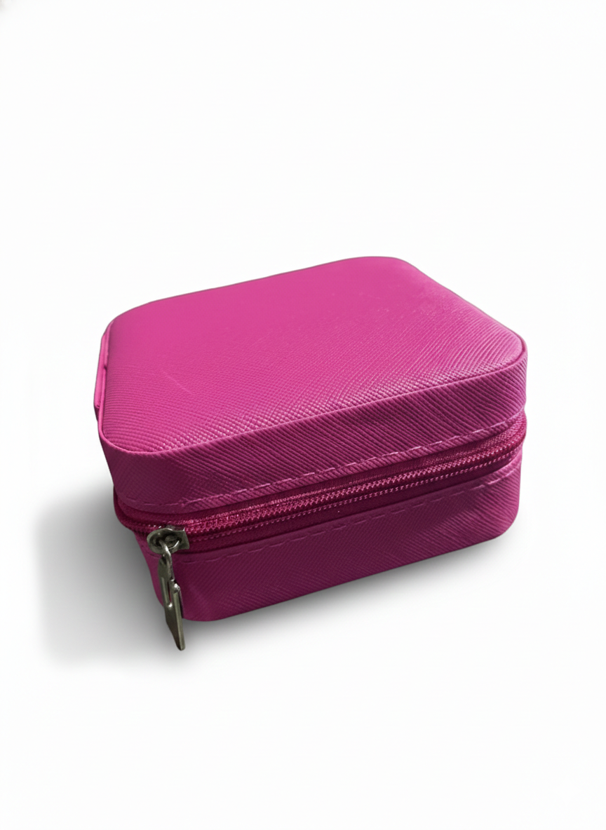 Estojo rosa de ziper para joias de prata, fundo branco, ideal para anéis, colares e brincos