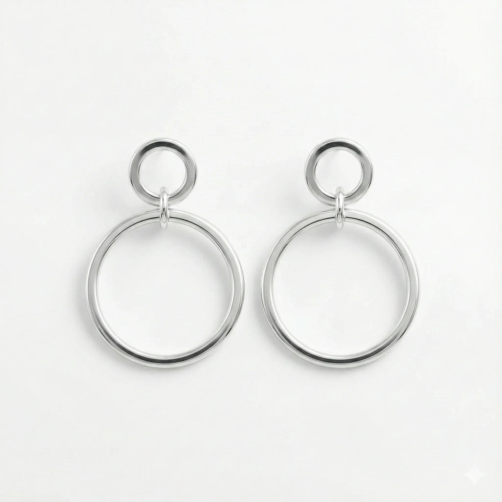 Brincos de prata 925 em forma de argolas duplas com design minimalista sobre fundo branco.