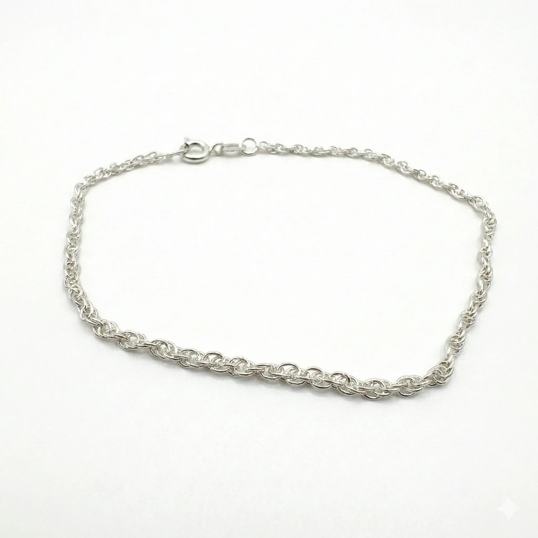 Pulseira de prata 925 com corrente torcida, fecho redondo, design delicado sobre fundo branco.