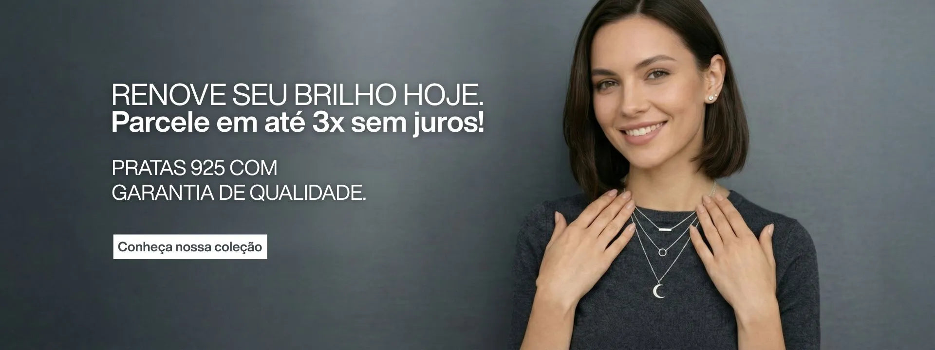 Mulher sorrindo usando colares, brincos e anéis de prata 925, fundo cinza elegante.