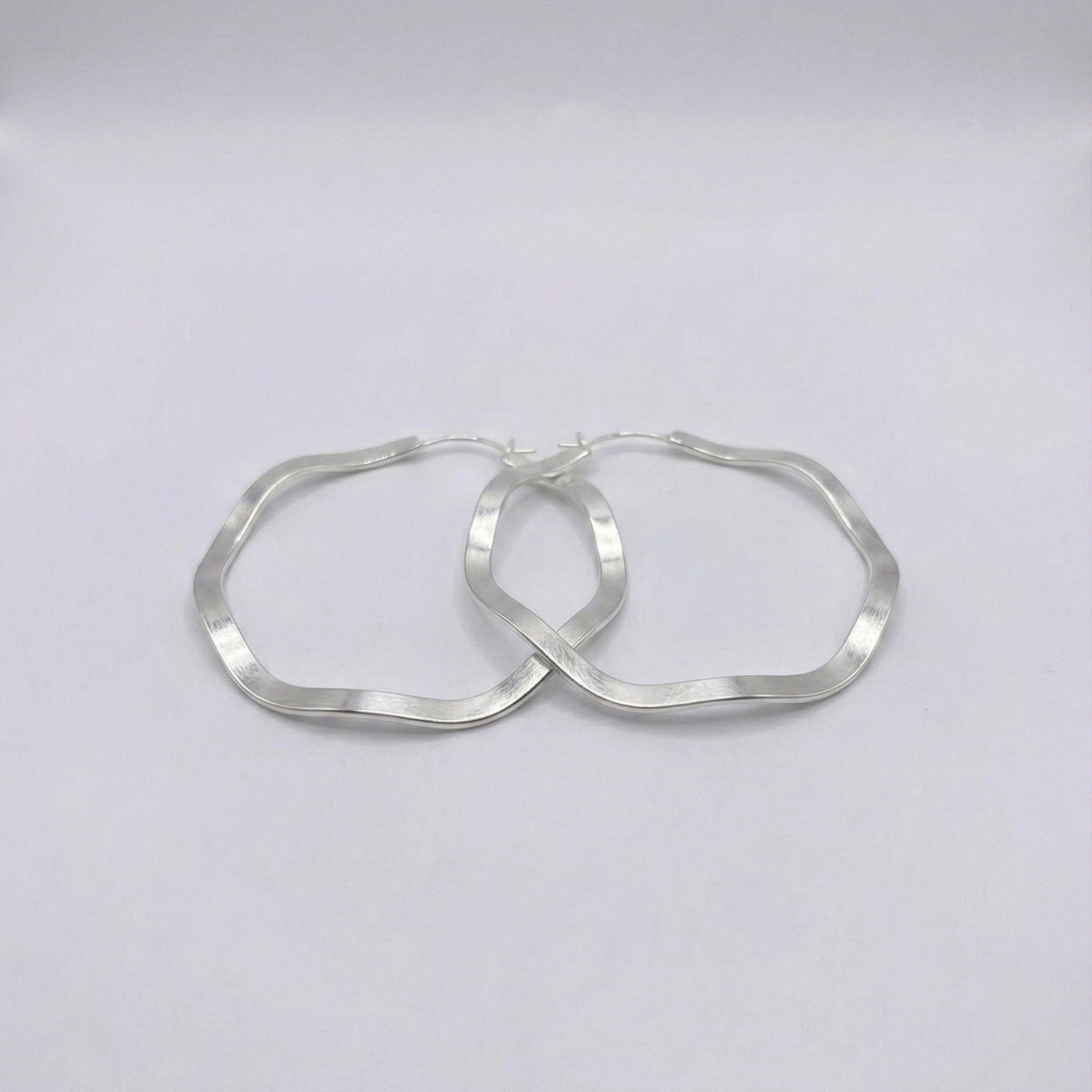 Brinco Argola Laminada Ondulada 40mm em Prata 925