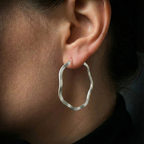 Brinco Argola Laminada Ondulada 40mm em Prata 925