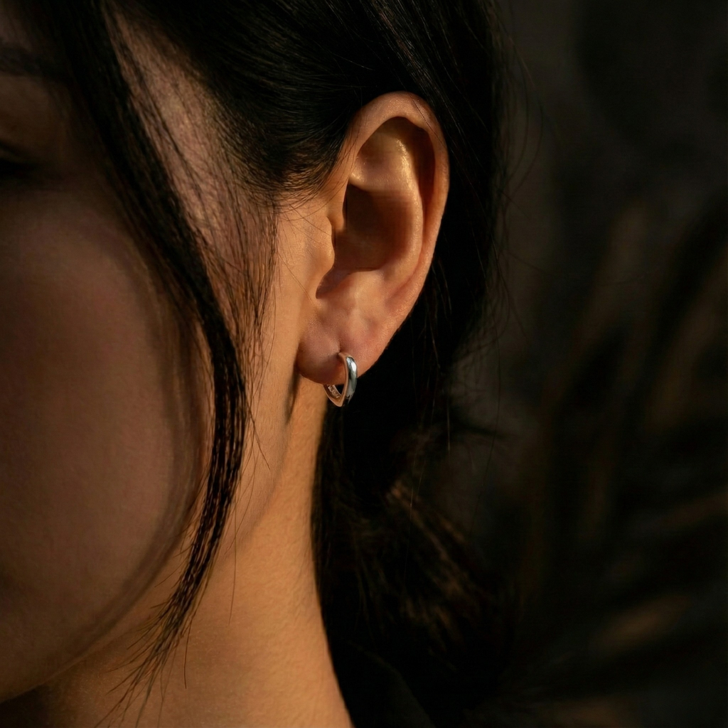 Brinco Argola Click V Geométrico 12mm em Prata 925