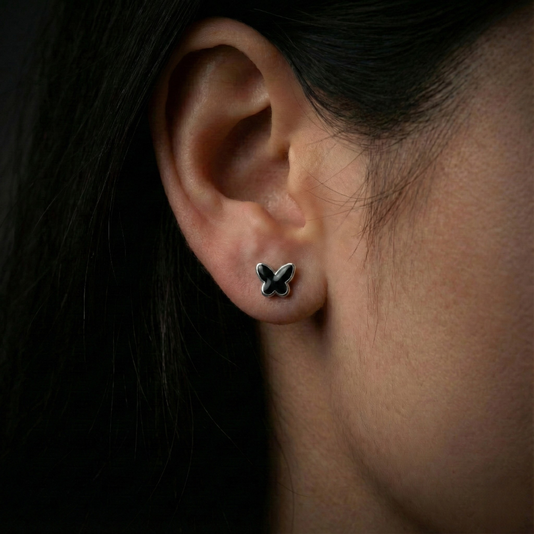 Brinco Borboleta Esmaltada Preta 9mm em Prata 925