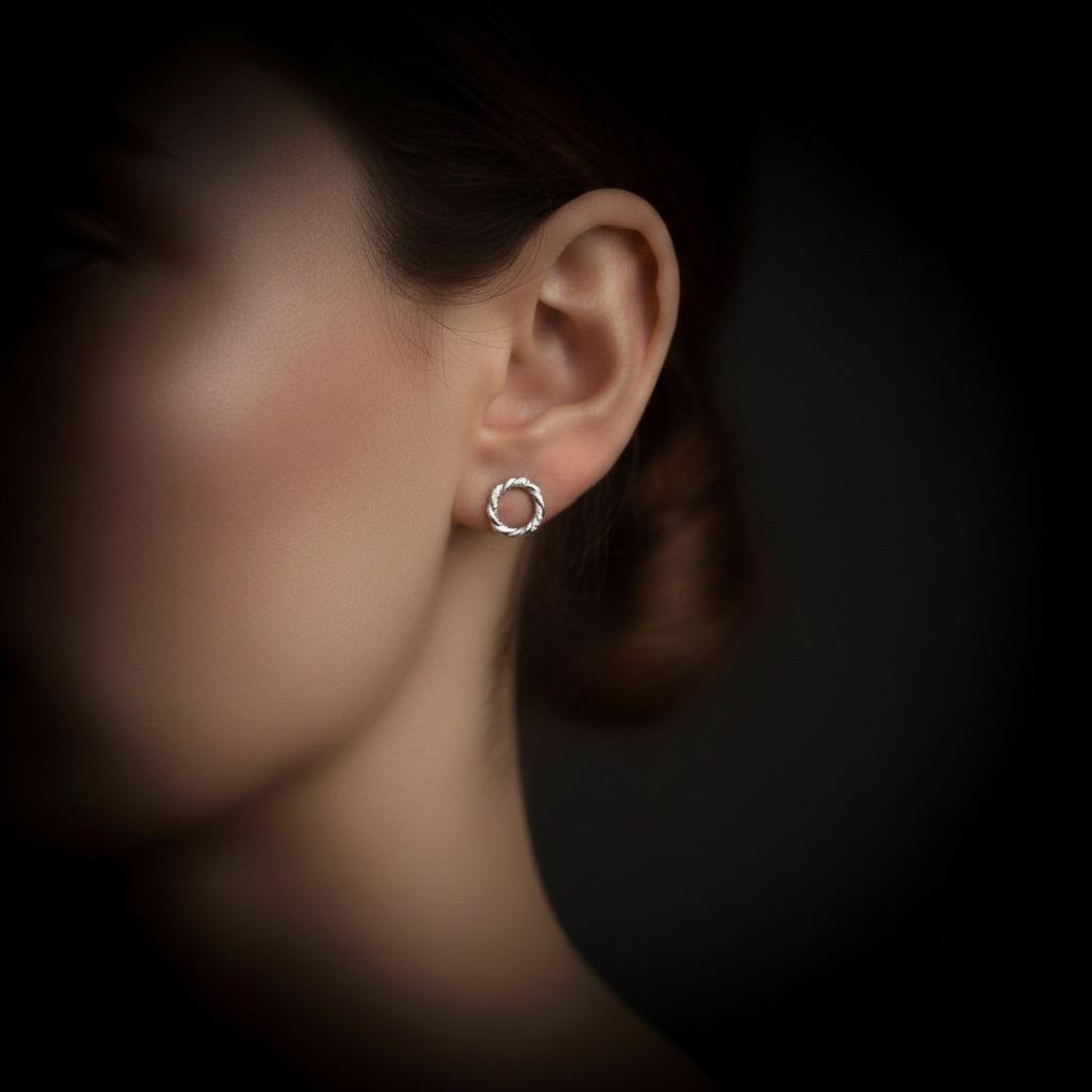 Brinco Nó Entrelaçado Cravejado com Zircônias em Prata 925