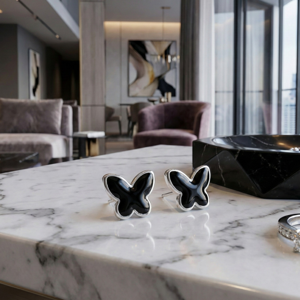 Brinco Borboleta Esmaltada Preta 9mm em Prata 925