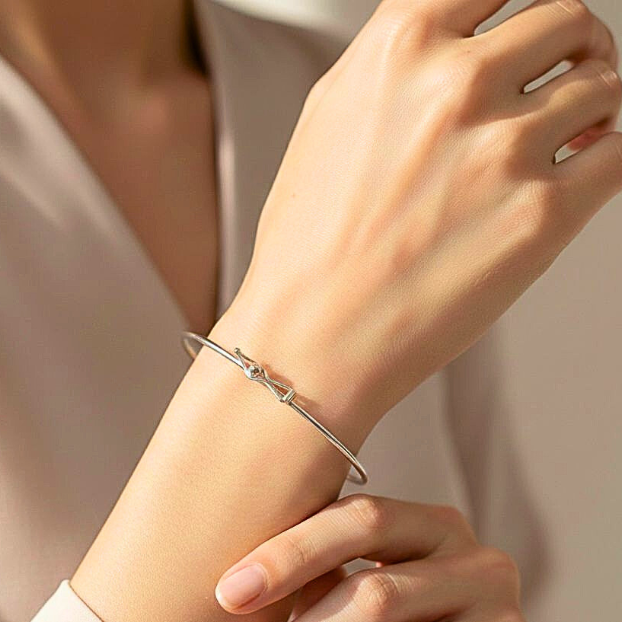 Bracelete Redondo Fio Rígido em Prata 925 com Trava de Segurança