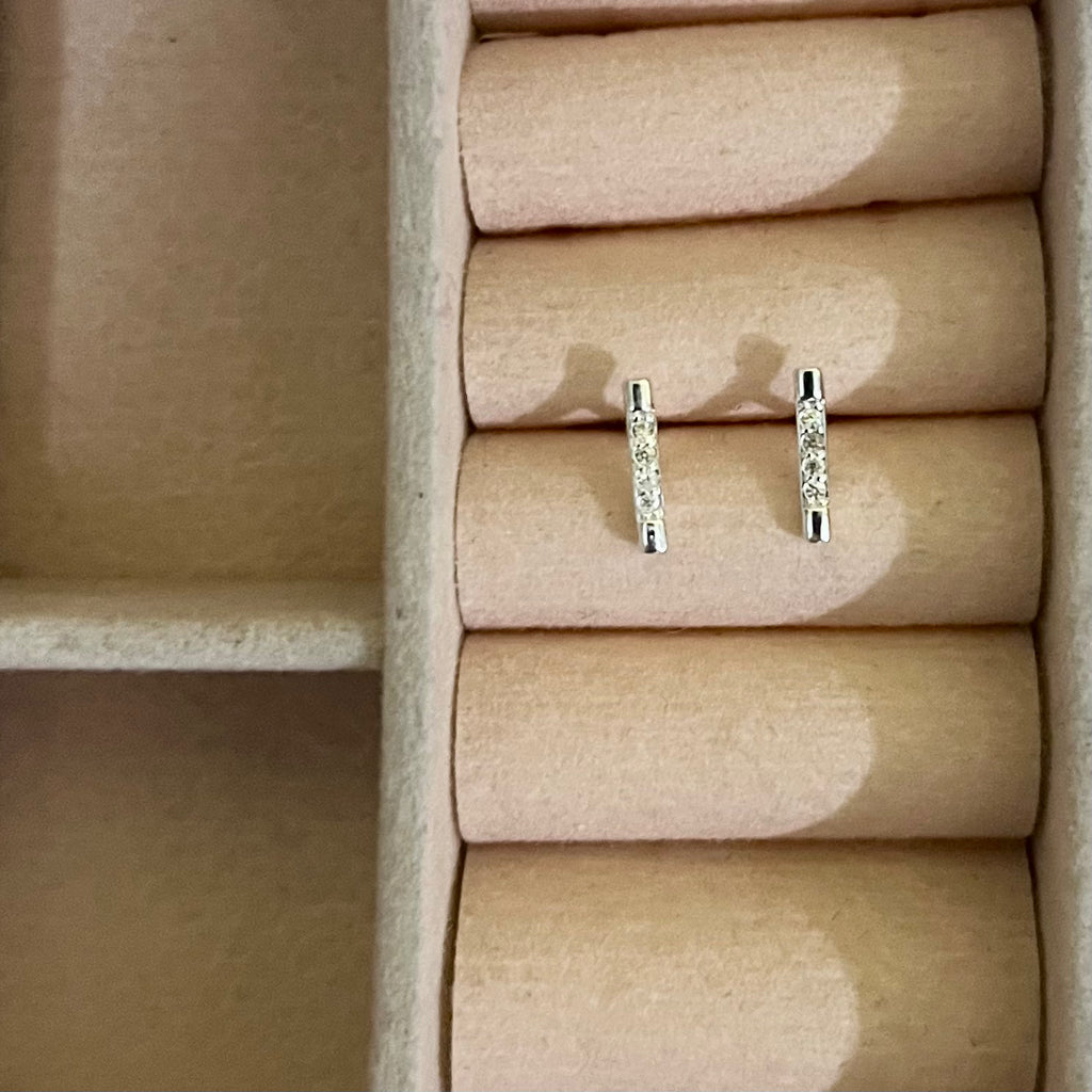 Brinco Filete Cravejado com Detalhe Liso em Prata 925