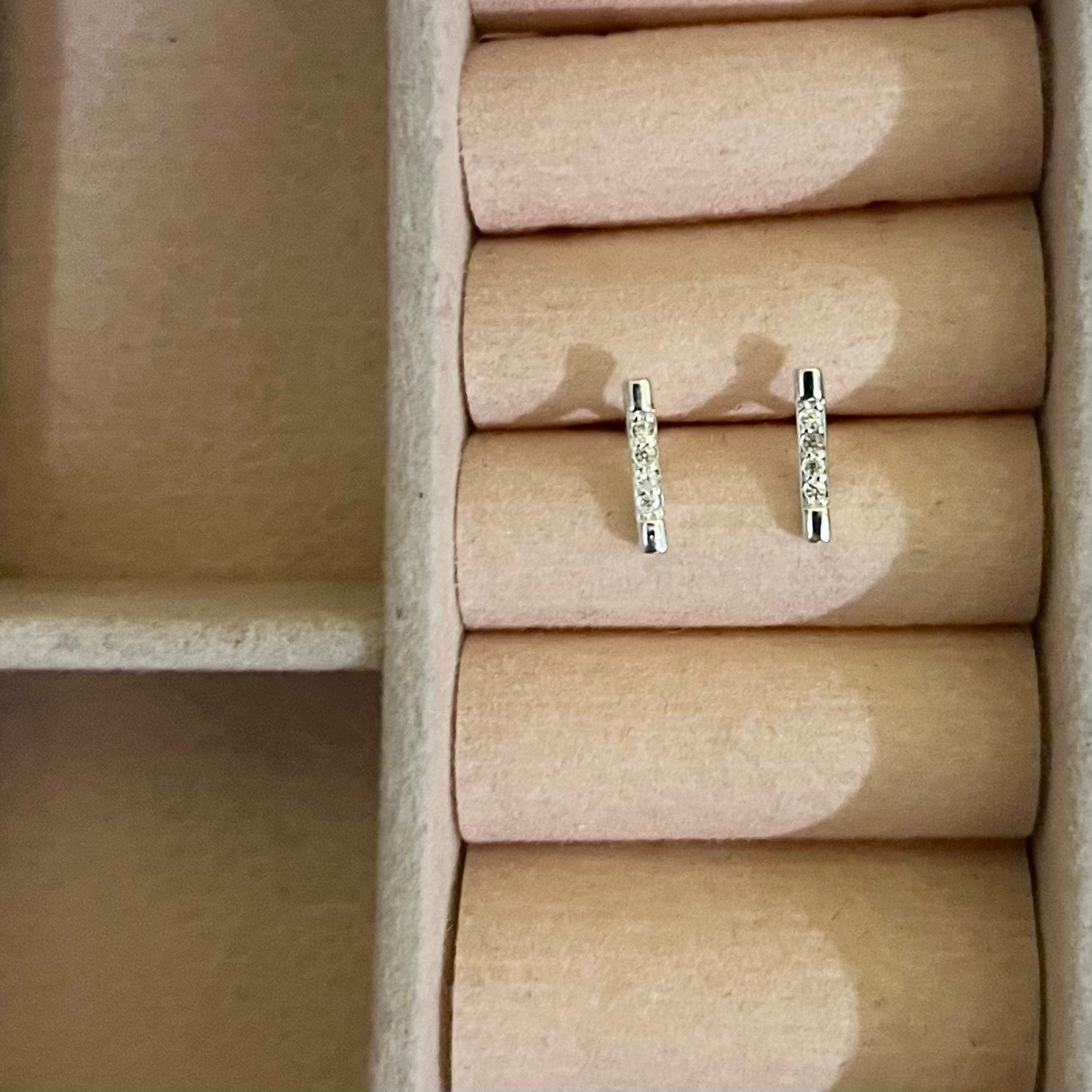 Brinco Filete Cravejado com Detalhe Liso em Prata 925