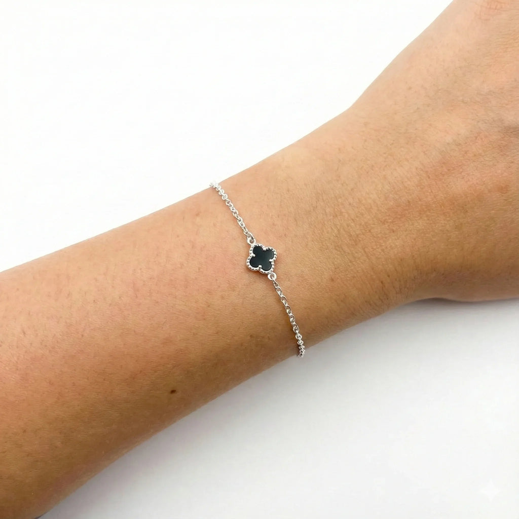 Pulseira de prata 925 delicada com pingente preto de trevo no pulso feminino